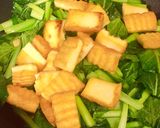 Hình bước làm 1 của món Đậu hủ xào cải ngọt sốt tương.
