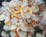 Foto del paso 2 de la receta: Fideuà negra de marisco