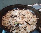 Foto del paso 2 de la receta: Hígado encebollado al disco con puré mixto