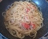 Foto del passaggio 4 della ricetta Spaghetti con merluzzo e pomodoro