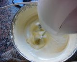 Foto del paso 3 de la receta: Helado mousse de sambayón con chips de chocolate 