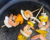 Foto del paso 2 de la receta: Brocheta de camarón en sartén 🍤