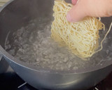Foto del paso 4 de la receta: Fideos chinos con gambas y salsa de espinacas y coco