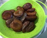 Une image de l'étape 1 de Tarte aux prunes Ruby et noix de pécan.