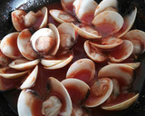Foto del paso 4 de la receta: Almejas y langostinos con guisantes en salsa picante