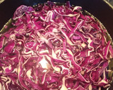 Foto del paso 1 de la receta: Lombarda salteada con piñones pasas y manzana