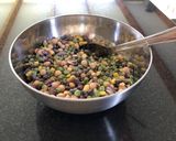 Foto del paso 4 de la receta: Ensalada colorida de legumbres y choclo