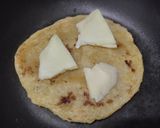 Foto del paso 3 de la receta: Arepa🫓rellena de queso🧀salchicha🌭y ensalada🍅🧅🥕
