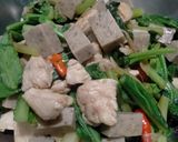 รูปขั้นตอนการทำที่ 6 ของ ผัดคะน้าหมูยอไก่