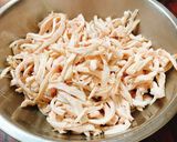 Hình bước làm 2 của món Khô gà lá chanh