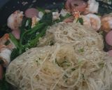 Hình bước làm 6 của món Miến xào tôm thịt cải bó xôi