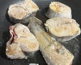 Foto del paso 3 de la receta: Merluza con gambones