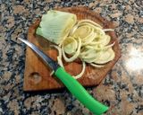 Foto del paso 1 de la receta: Merluza con colchón de hinojos y corianito asado