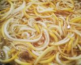 Une image de l'étape 2 de Spaghetti de courgettes jaune au curry.