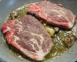 Foto del paso 2 de la receta: Chuletas al ajo quemado