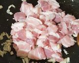 รูปขั้นตอนการทำที่ 2 ของ กระหล่ำปลีผัดหมูสามชั้นหน้าโรยไข่ #ครัวต่างแดน