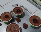 Foto langkah ke 5 dari resep Chocolate Cupcake with Strawberry Filling (decorating cake).