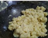 A picture of step 1 of Strawberry kalakand.