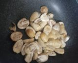 รูปขั้นตอนการทำที่ 1 ของ เห็ดฟางผัดหมูสับ