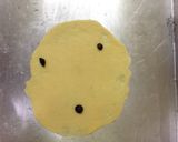 Foto langkah ke 4 dari resep Roti maryam kismis karamel.