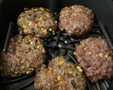 A picture of step 3 of Spinach and corn meatloaf hamburgers.