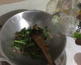 Foto langkah ke 4 dari resep Tumis Kangkung Bakso Sosis.