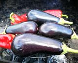 Foto del paso 1 de la receta: Escalibada de berenjenas con pimienta rosa 🍆