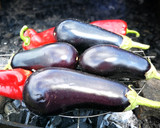Foto del paso 1 de la receta: Escalibada de berenjenas con pimienta rosa 🍆