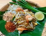 A picture of step 3 of Pad Thai with Shrimp.