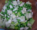 Foto del paso 2 de la receta Tortilla de guisantes, cebolletas tiernas, y patatas a la hierbabuena