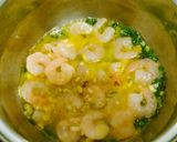 Foto del paso 6 de la receta: Brochetas afrodisiacas de fresas y camarón al perejil