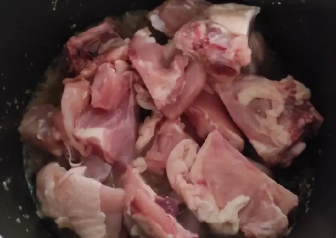 Langkah-langkah untuk membuat Resep Semur Ayam Kentang Favorit di Rumah