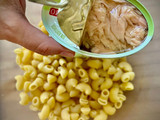 Pasta corta con bayas de goji, bonito del norte y aceitunas