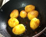A picture of step 2 of Dum Aloo.