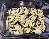 Une image de l'étape 3 de Courgettes bicolores et tomates à l'ail, basilic et persil.