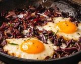 Foto del passaggio 5 della ricetta Uova sfiziose in padella con cipolla caramellata e crostini