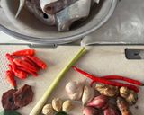 Foto langkah ke 1 dari resep Ikan bandeng kuah kuning (bumbu halus).