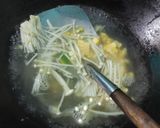 Foto langkah ke 2 dari resep Sup Telur Enoki.