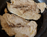 Foto del paso 3 de la receta: Pechugas de pollo en salsa de alcaparras light