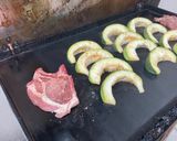 Une image de l'étape 7 de Côtes de porc aux demies lunes de courgette ronde marinées grillées.