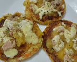 Foto del paso 5 de la receta: Pizzas hawaianas con base de coliflor, zanahoria y papa🍍🧀🍕🥔🥙🥕🧀