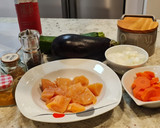 Foto del paso 1 de la receta: Salteado de pollo con calabacín, berenjena y zanahorias al curry