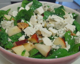 Foto del paso 2 de la receta: Ensalada de espinacas y manzana roja