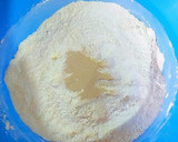 Foto del paso 1 de la receta: Batbout rellenos de salchichas y otros de ensalada variada