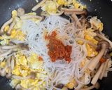 Hình bước làm 4 của món Bún Xào Trứng Nấm Cùng Sốt Sambal Cho Team Yêu Cay 🌶️