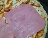 Foto del paso 3 de la receta: Para compartir en casa, pizza con jamón y morrón - súper cargada doble queso