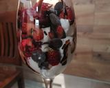 Foto del paso 7 de la receta: Postre en copa 🍧 de frutillas con crema