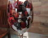 Foto del paso 7 de la receta: Postre en copa 🍧 de frutillas con crema