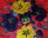 Foto del passaggio 4 della ricetta Aspic fiori&frutti su pannacotta al cioccolato bianco