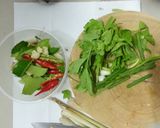 รูปขั้นตอนการทำที่ 1 ของ ต้มยำไข่เจียวผักกระเฉด